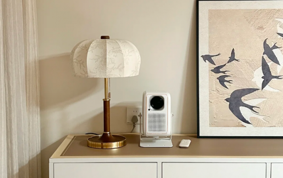 九游娱乐平台2024高性价比卧室投影仪推荐租房首选大眼橙C1D高亮版投影仪(图2)