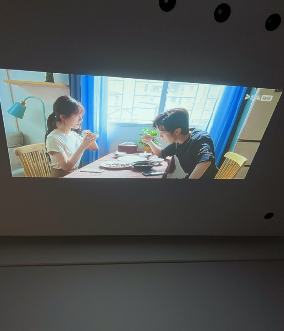 九游娱乐平台2024高性价比卧室投影仪推荐租房首选大眼橙C1D高亮版投影仪(图4)